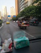 好危险！幼童被安排在三轮车后座小板凳上
