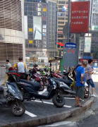 重庆一站台候车处划线停摩托车