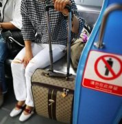 女子用行李占座  乘客要求挪一下遭无视