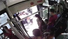 老人乘公交下车晕倒 驾驶员紧急施救脱险