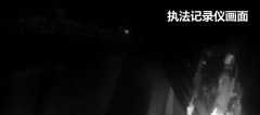 深更半夜 一对情侣在高速路上干这样的事