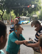小情侣相约虎溪山骑车  不慎坠崖