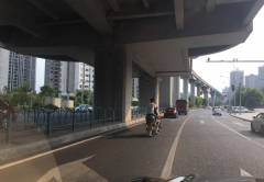 小伙把摩托当轿车开 载着兄弟马路上疾驰
