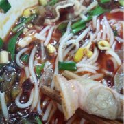 餐馆吃到带皮的羊肉全是毛  服务员：你不吃就是撒