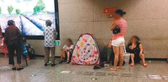 重庆市民纳凉再出奇招  帐篷搬进轨交站