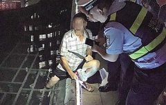 男子想凉快悲剧了 脚踏观景池被卡