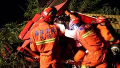 大货车冲破高速护栏侧翻路边 消防官兵紧急救援