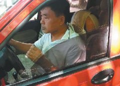 女子出门坐车没带钱 司机：你空了送过来