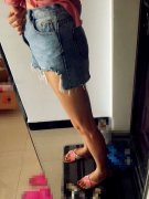 妹纸穿热裤出街遇尴尬 遭大妈拉扯耳语