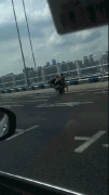 重庆小伙鹅公岩桥上飙车：踏板车单轮翘起