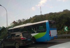 两乘客公交车内坐姿不可描述  看呆目击者