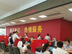 浪漫七夕情人节 新人结婚登记打“拥堂”
