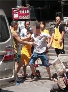 因停车起争执 两男子街头上演全武行