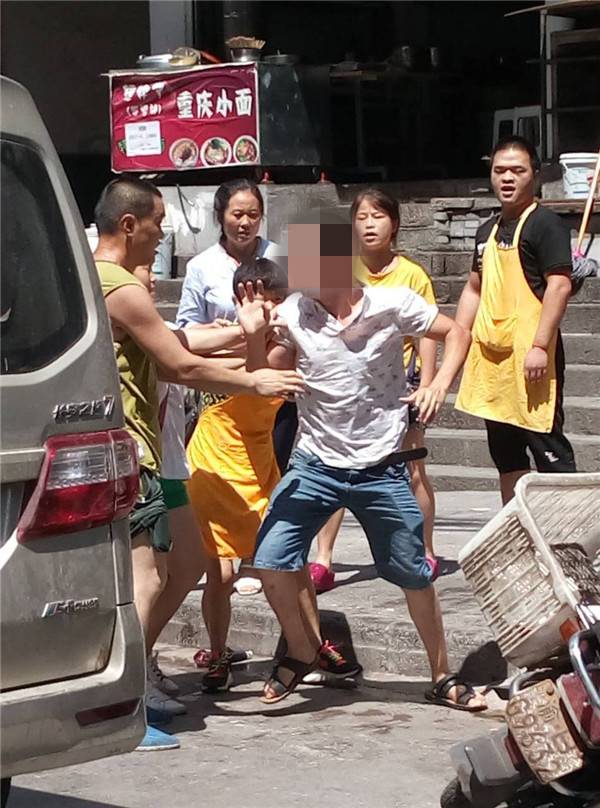 “有本事你出来单挑！”28日12点左右，一男子冲着九龙坡区南华街上某饭店大喊，周围多人联合才能拦下情绪激动的他。