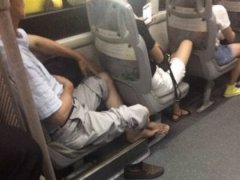 男子车厢内脱鞋乘凉 游客：看风景成煞风景