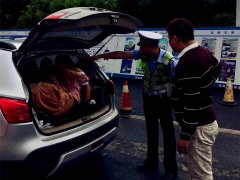 男子带全家自驾游 将妻子小女儿藏后备箱