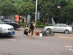 女司机变道不打转向灯 酿成车祸不敢承认：灯没亮