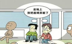 他们坐轻轨怕弄脏座位 明明有位置却蹲在角落