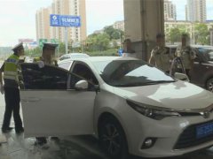 黑车司机飙演技 谎称乘客是朋友的亲戚
