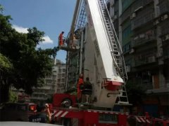 太热了！消防官兵成功救下欲“跳楼”的空调