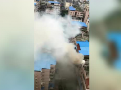 干锅店突然起火 火光冲天白烟滚滚