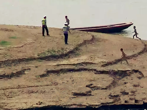 4男童江边裸体玩水吓坏民警民警太危险了