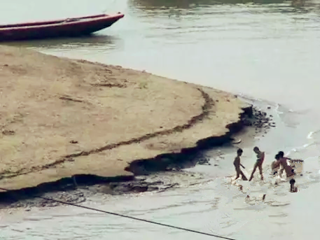 4男童江边裸体玩水吓坏民警民警太危险了