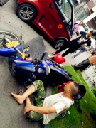 天雨路滑 摩托车电动车相撞被围观
