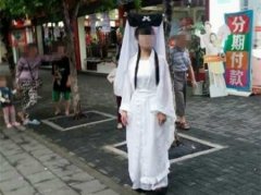 重庆街头惊现“白娘子” 路人围观又调侃