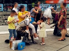广场铜像群遭市民“围攻” 市民：请别这样做