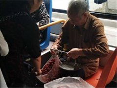 大爷公交车上卖菜  称重收钱忙得不可开交