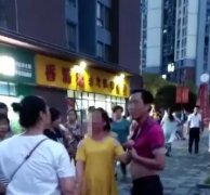 男子当街殴打孕妻   路人大吼：小心孩子
