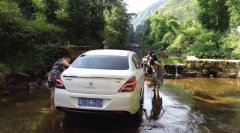 车主用山泉水洗车  小溪秒变“洗车行”