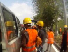 7座面包车硬塞15人 驾驶员还无证驾驶