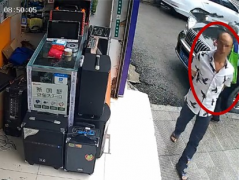 男子偷手机被监控拍下  逃跑途中摔倒