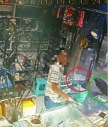 男子文具店外顺手牵走小孩的伞
