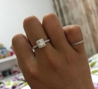 小伙买了枚八千多的戒指送女友  却被女友妈妈嫌太小