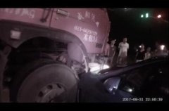 百万豪车右侧超车秀车技 一下出脱上十万
