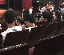 王俊凯现身北电开学典礼  遭粉丝跟拍