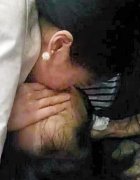 老太突然口吐白沫 5名美女人工呼吸