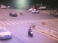 新手司机突然转弯的后果 监控记录惊险一幕