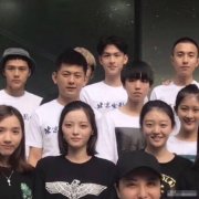 王俊凯大学班级合照曝光 表情很严肃