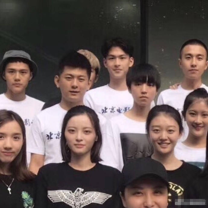 王俊凯大学班级合照曝光表情很严肃