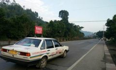教练车“戴帽” 上路    网友：好高大上的广告