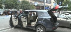 男子买台车疑似水淹过 车厢内还有积水