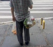 男子腰缠肉和菜等红绿灯  只为方便玩手机