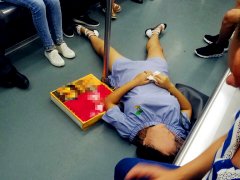 孕妇车厢里突然倒地抽搐 小伙紧急救护解险情