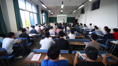 不惧怕“胃癌”缠身 坚守讲台为同学授课