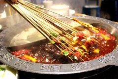 串串也收锅底费 市民：再也不是廉价的路边摊了