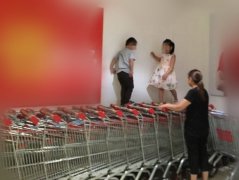 熊孩子把购物车当“跑步机”  网友:家长心真大！